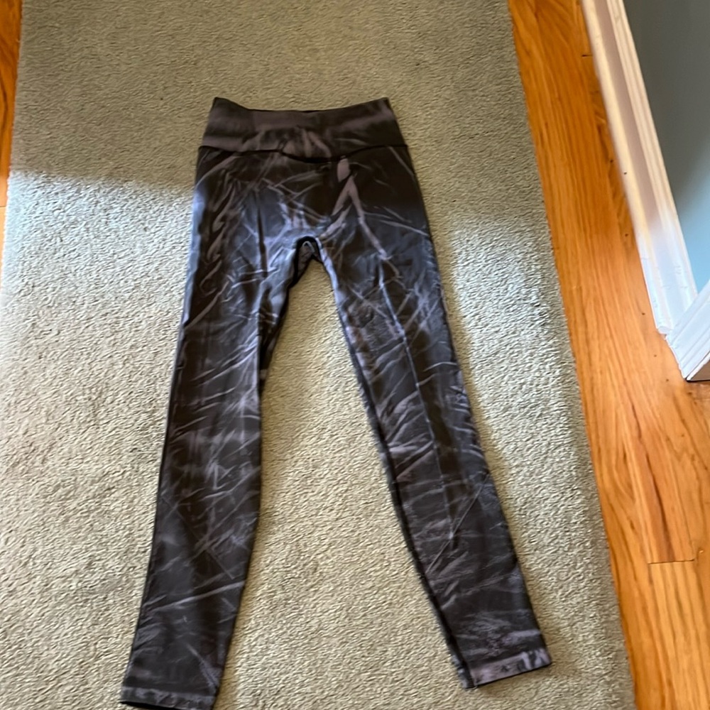 Women’s Size 4 Lululemon 7/8 Pants Gray and Purple Pattern